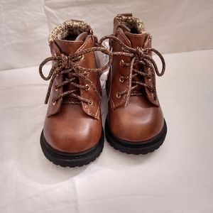 Baby girls size 3 hiking style boot NWT